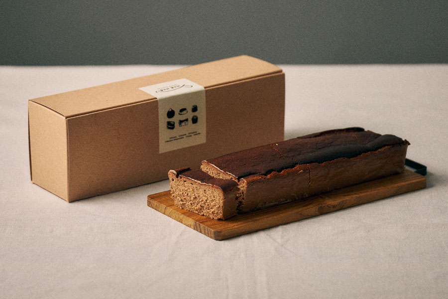 なめらかバスチーのショコラとギフト箱の写真