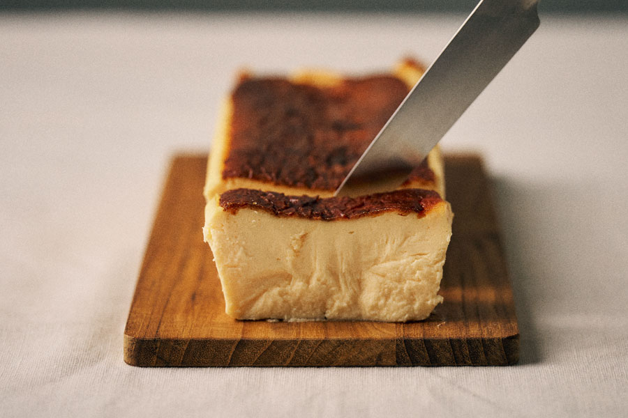 なめらかバスチーのプレーンのホールサイズをカットしている様子