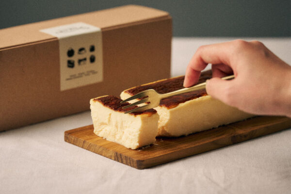 なめらかバスチーのプレーンのホールをフォークですくう様子