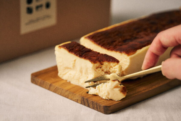 なめらかバスチーのプレーンのホールをフォークですくう様子