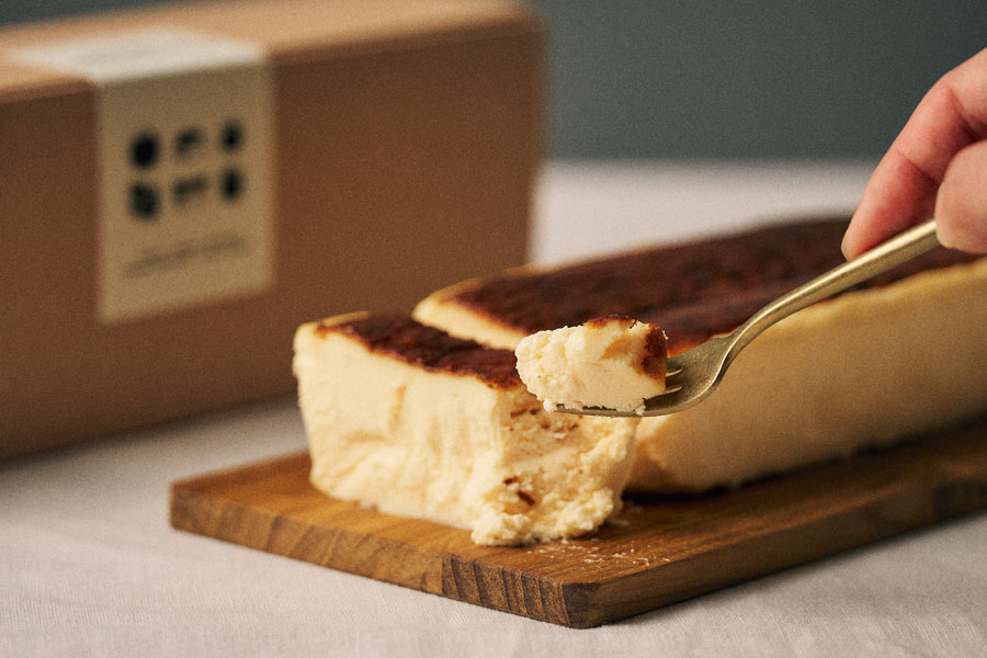 なめらかバスチーのプレーンのホールをフォークですくう様子