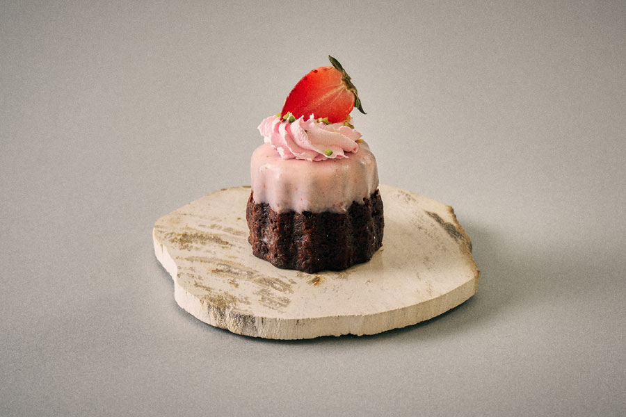 元町カヌレの生いちごトッピング