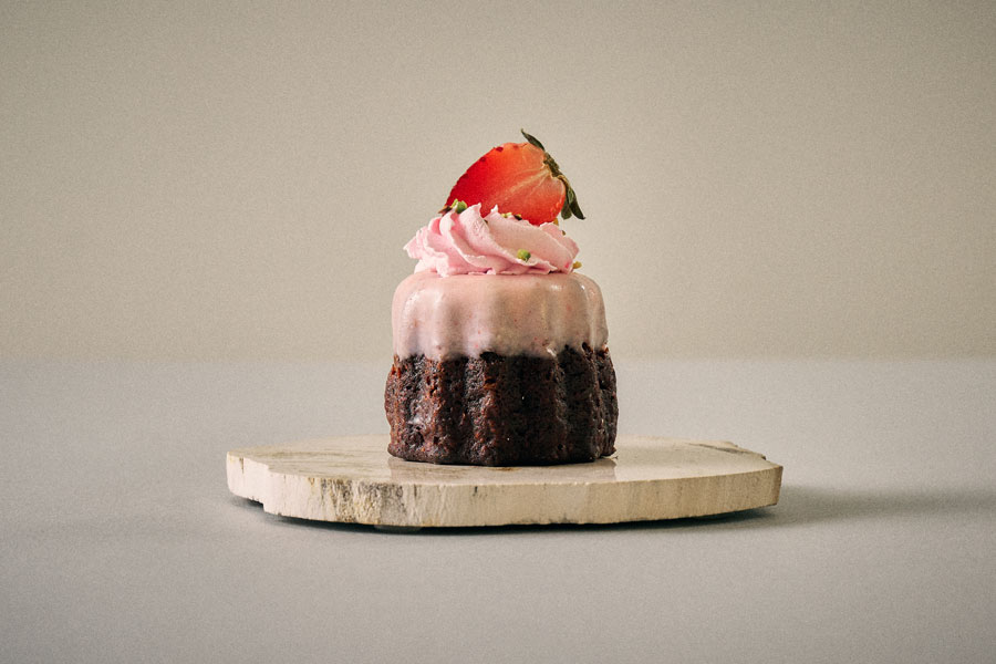 元町カヌレの生いちごトッピング