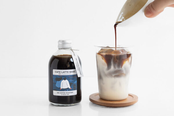 コーヒーラテベースを使用している様子。牛乳にラテベースを加える