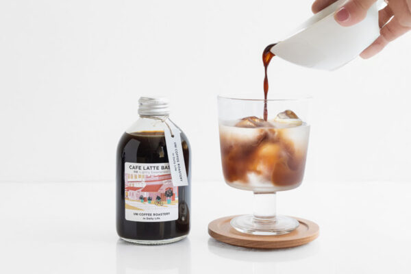 コーヒーラテベースを使用している様子。トニックウォーターにラテベースを加えている