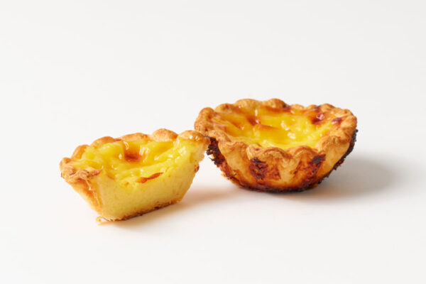 横浜エッグタルトの単品。半分にカットされ中身が見えている様子