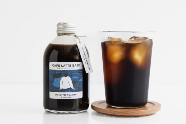 コーヒーラテベースの無糖のボトルと使用イメージのアイスコーヒー