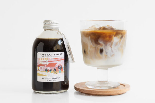 コーヒーラテベースの無糖のボトルと使用イメージのアイスカフェラテ