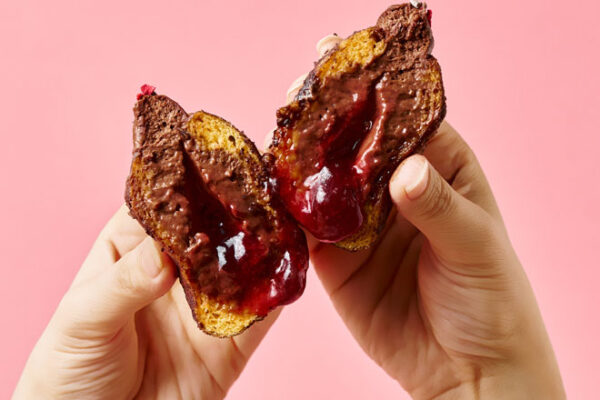 期間限定のラズベリーショコラドーナツを手に持っている