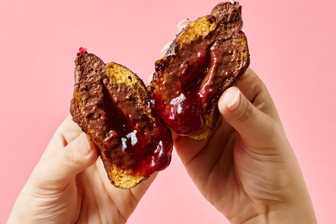 期間限定のラズベリーショコラドーナツを手に持っている