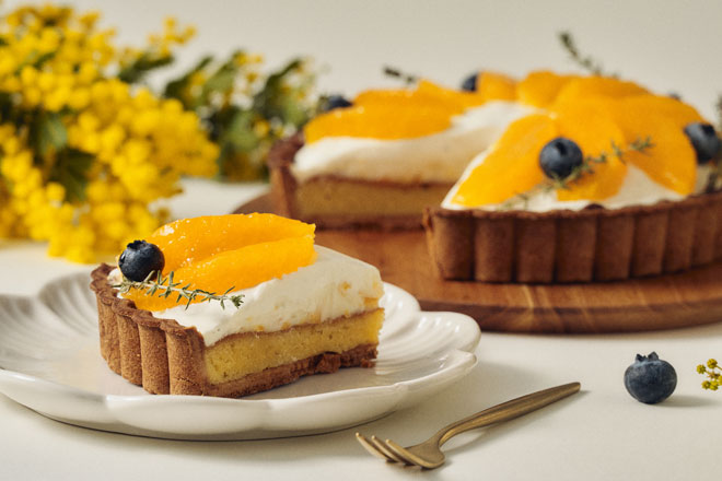 オレンジフロマージュタルトのホールサイズとカットサイズが並べられた写真