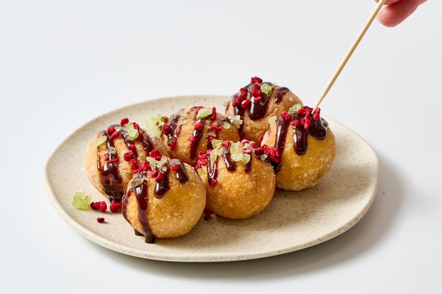 たこ焼きそっくりなドーナツ「タコナッツ」の商品画像